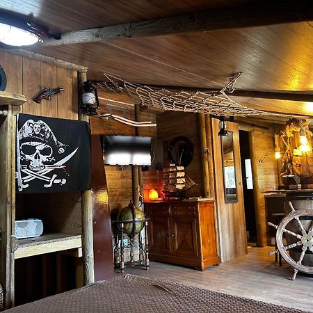 Les Chambres De Paulette Chambres A Theme Jack Sparrow Sainte-Marie-la-Mer Exteriör bild